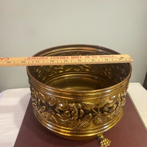 Beautiful Vintage Gold Brass Planter Pot Jardiniere Embossed Roses Lions Feet - Picture 10 of 10